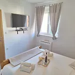 Laura M * Vodice