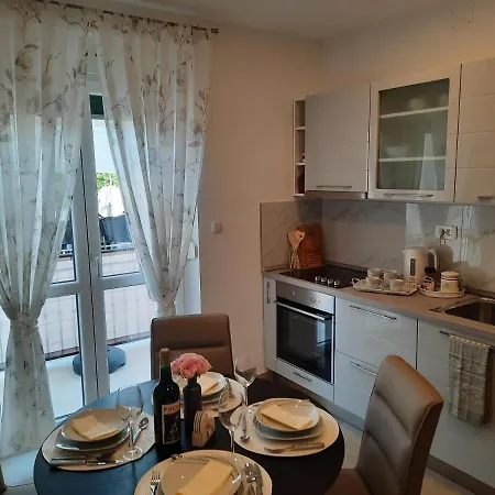 Laura M Apartman