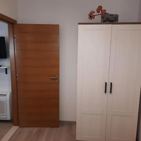 Laura M *