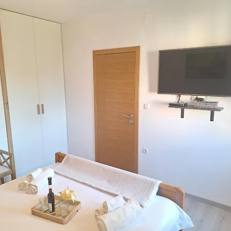 Laura M Apartman