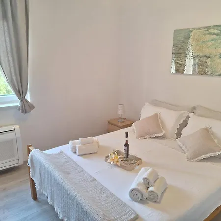 Laura M * Vodice